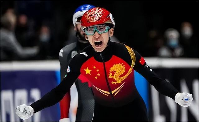 爱游戏在线-短道速滑选手突破自我夺得冠军