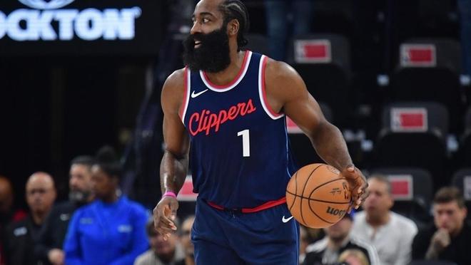 包含马刺队员展现出色表现，助球队获得胜利的词条