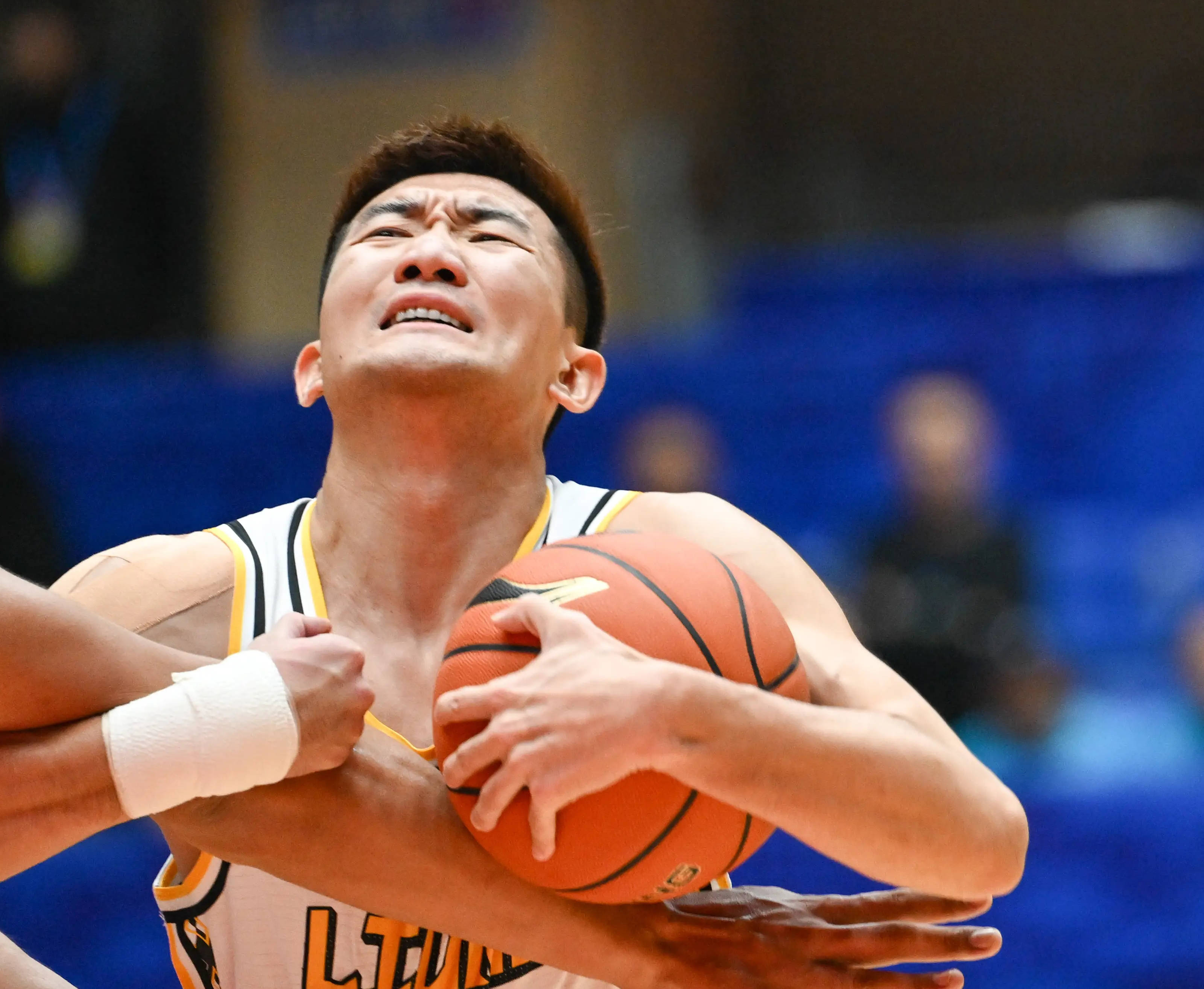 包含激动人心的比赛，球员兢兢业业奉献每一场对抗的词条