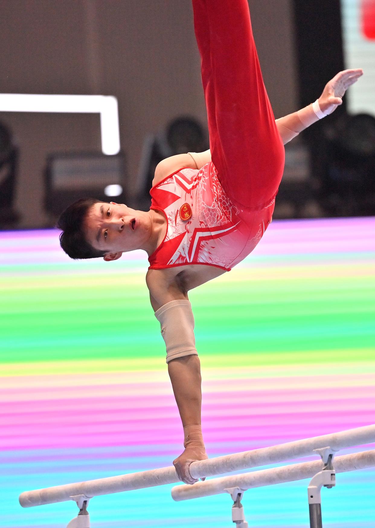 体操团体项目决赛选手配合默契，夺冠