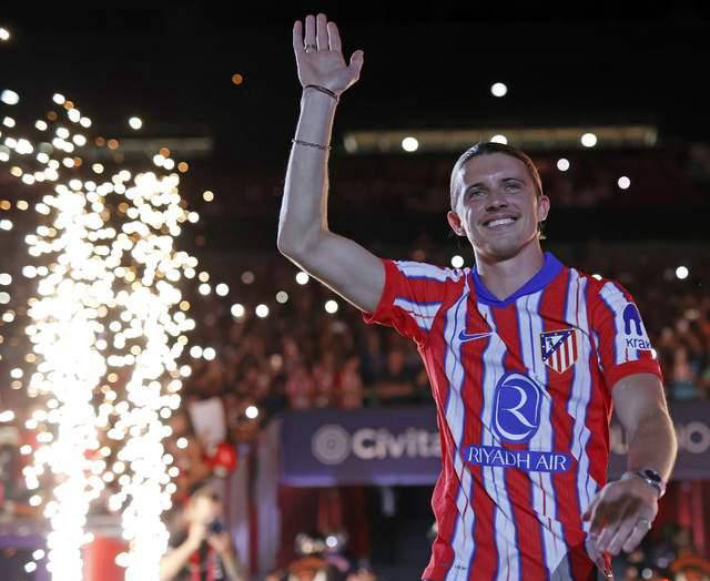 爱游戏官方-皇马新援亮相，马德里球迷沸腾