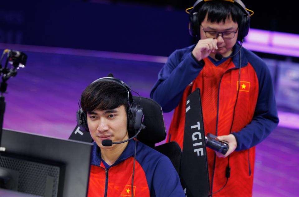 包含CLG完胜TES，Meiko2三分雨点燃全场的词条