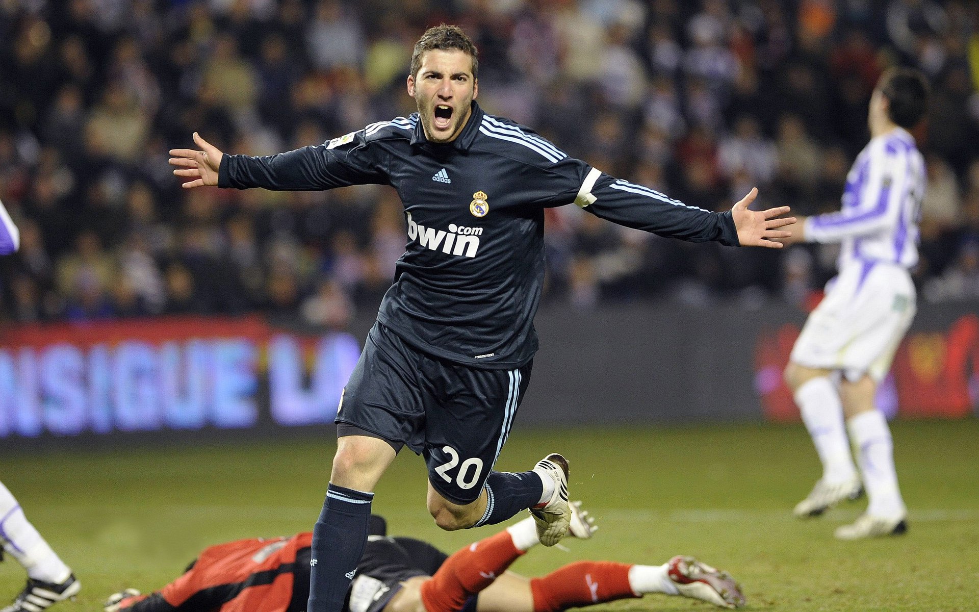 瑞士雪山下的枪声，阿拉巴的指挥棒与阿森纳的完美交响