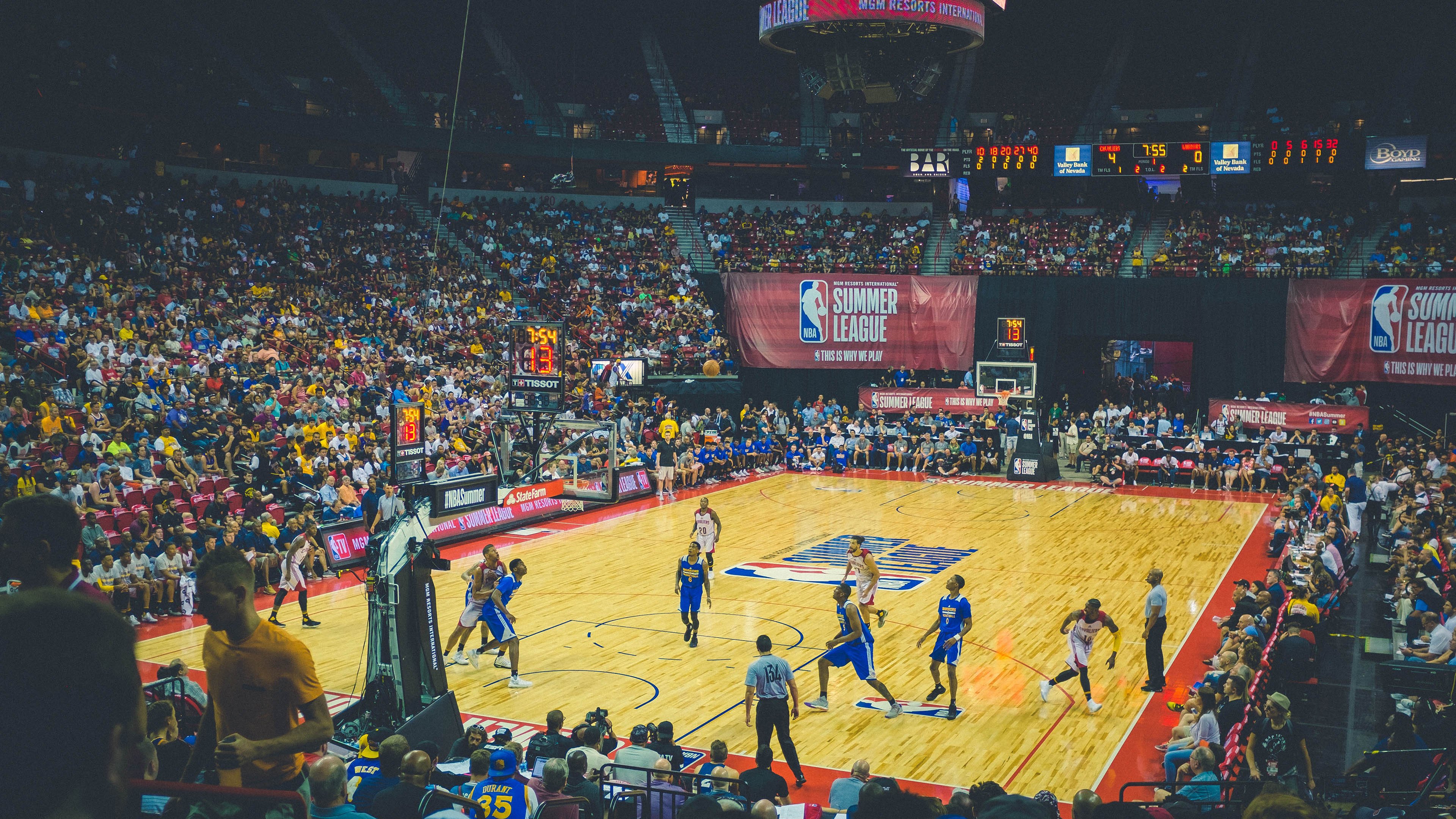 北境铁壁与东方之珠的碰撞，雄鹿防守锁死上海队，伦纳德个人能力完全展现